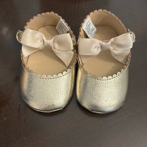 The cutest Janie and Jack gold scallop edge flats size 12-18months